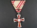 Čestné vyznamenání Za zásluhy o Červený Kříž s válečnou dekorací II. tř., Ag, mírně poškozený smalt v mezikruží a věnci, původní stuha