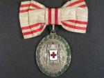 Stříbrná čestná medaile Za zásluhy o Červený Kříž s válečnou dekorací na dámské stuze, postříbřený bronz