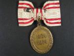 Bronzová čestná medaile Za zásluhy o Červený Kříž s válečnou dekorací na dámské stuze, opravovaný bílý smalt v levé dolní části štítku