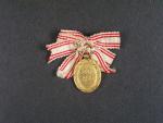 Miniatura Bronzové čestné medaile Za zásluhy o Červený Kříž s válečnou dekorací na dámské stuze