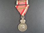 Stříbrná vojenská záslužná medaile Signum Laudis F.J.I., postříbřený bronz, původní voj. stuha s meči