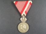 Stříbrná vojenská záslužná medaile Signum Laudis F.J.I., postříbřený bronz, varianta, původní voj. stuha
