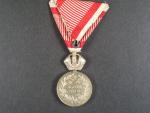 Stříbrná vojenská záslužná medaile Signum Laudis F.J.I., postříbřený bronz, varianta, původní voj. stuha