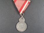 Rakouská vejenská záslužná medaile - SIGNUM LAUDIS bronzová Karel I., zinek, původní vojenská stuha