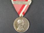 Medaile za statečnost I. třídy, Ag, na hraně značka A, původní vojenská stuha, páska za 2x udělení, vydání 1917 - 1918