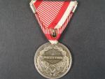 Medaile za statečnost I. třídy, Ag, na hraně značka A, původní vojenská stuha, páska za 2x udělení, vydání 1917 - 1918
