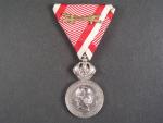 Stříbrná vojenská záslužná medaile Signum Laudis F.J.I., postříbřená, původní voj. stuha s meči