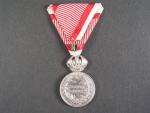 Stříbrná vojenská záslužná medaile Signum Laudis F.J.I., postříbřená, původní voj. stuha s meči