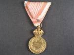 Vojenská záslužná medaile Signum Laudis F.J.I., zlacený bronz, původní voj. stuha s meči