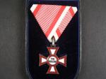 Vojenský záslužný kříž III. třídy, mírová skupina, Ag, výroba F. Rothe, půvoní luxusní etue