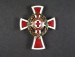 Vyznamenání za zásluhy o červený kříž, důstojnický kříž, puncované Ag, výrobce G.A.Scheid Wien, poškozený smalt na věnci