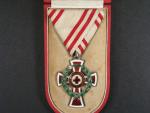 Čestné vyznamenání Za zásluhy o Červený Kříž II.tr s válečnou dekorací, puncovane Ag, orig. etue, mírně poškozený zelený smalt na věnci