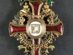 Řád Františka Josefa I., Offizierskreuz s válečnou dekorací, pozlacený bronz, výroba V. Mayer, opravovaný bílý smalt ve středovém medailonu a zelený na pendiliích