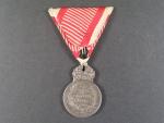 Stříbrná vojenská záslužná medaile Signum Laudis Karel, Ag, na hraně značka A, původní voj. stuha