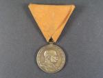 Uherská čestná medaile za 25 let záslužné činnosti hasičské a záchrané, výrobce mincovna Kremnica, původní stuha
