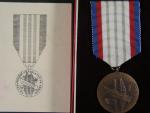 Medaile - Za upevňování přátelství ve zbrani III. třída + průkaz