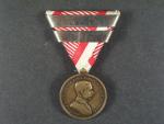 Bronzová medaile za statečnost, původní vojenská stuha s páskou za 3x udělení, vydání 1914 - 1917