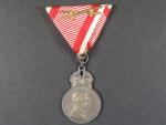 Stříbrná vojenská záslužná medaile Signum Laudis Karel, původní voj. stuha s meči + etue