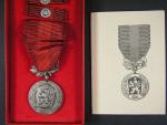 Medaile - Za zásluhy o obranu vlasti - ČSSR + etue a průkaz