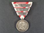 Medaile za statečnost II. třídy, Ag, původní vojenská stuha s páskou za 4x udělení, vydání 1914 - 1917 na hraně značka A