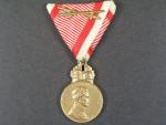 Rakouská vejenská záslužná medaile - SIGNUM LAUDIS bronzová Karel I., původní vojenská stuha s meči, na hraně značka BRONZE