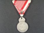 Stříbrná vojenská záslužná medaile Signum Laudis Karel, Ag, na hraně značka A, původní voj. stuha s meči