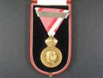 Vojenská záslužná medaile Signum Laudis F.J.I., zlacený bronz, původní voj. stuha s originální značenou páskou za 2x udělení + orig. etue