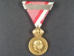 Vojenská záslužná medaile Signum Laudis F.J.I., zlacený bronz, původní voj. stuha s originální značenou páskou za 2x udělení + orig. etue