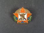Odznak Neprojdou, 3. tř., starší provedení, těžší kov, oranžový smalt, značka výrobce Zukov