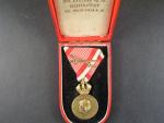 Vojenská záslužná medaile Signum Laudis F.J.I., zlacený bronz, původní stuha s meči, etue