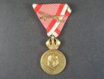 Vojenská záslužná medaile Signum Laudis F.J.I., zlacený bronz, původní stuha s meči, etue