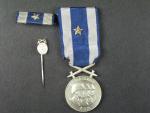 Československá vojenská medaile Za zásluhy, stříbrná + miniatura, dekret a etue