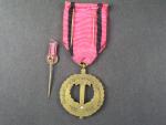 Pamětní medaile čs. armády v zahraničí se štítkem STŘEDNÍ VÝCHOD, FRANCIE,  VELKÁ BRITÁNIE, značka výrobce Z + miniatura a  etue