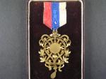 Odznak K.C. Královo Pole, II. cena, jízda nováčků, 3000 m, 14.8.1910, pozlacený bronz, smalty, č. granáty, etue