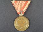 Zlatá medaile za statečnost, 1914-1917, náhradní kov, zlacený bronz, varianta portrétu, původní vojenská stuha