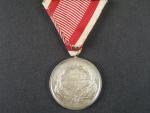 Medaile za statečnost I. třídy, náhradní kov, postříbřený bronz, původní vojenská stuha, vydání 1914 - 1917
