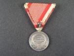 Medaile za statečnost II. třídy, Ag, na hraně značeno A 835, původní vojenská stuha, ocelová páska za 2x udělení s meči, vydání 1914 - 1917