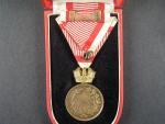 Vojenská záslužná medaile Signum Laudis F.J.I., zlacený bronz, původní vojenská stuha, orig.etue
