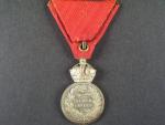 Stříbrná vojenská záslužná medaile Signum Laudis F.J.I., postříbřený bronz, původní stuha