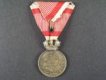 Stříbrná vojenská záslužná medaile Signum Laudis F.J.I., postříbřený bronz, původní voj. stuha s meči