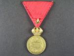 Vojenská záslužná medaile Signum Laudis F.J.I., zlacený bronz, původní stuha