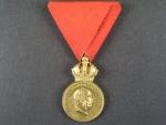 Vojenská záslužná medaile Signum Laudis F.J.I., zlacený bronz, původní stuha