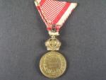 Vojenská záslužná medaile Signum Laudis F.J.I., zlacený bronz, původní voj. stuha