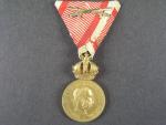 Vojenská záslužná medaile Signum Laudis F.J.I., zlacený bronz, původní voj. stuha s meči, varianta opisu