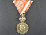 Vojenská záslužná medaile Signum Laudis F.J.I., zlacený bronz, původní voj. stuha, varianta portrétu