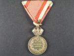 Vojenská záslužná medaile Signum Laudis F.J.I., zlacený bronz, původní voj. stuha, varianta portrétu