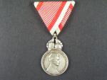 Stříbrná vojenská záslužná medaile Signum Laudis Karel I., postříbřený bronz, původní voj. stuha
