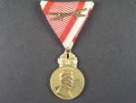 Vojenská záslužná medaile - Signum Laudis bronzová Karel I., původní voj. stuha s meči