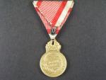 Vojenská záslužná medaile - Signum Laudis bronzová Karel I., původní voj. stuha s meči