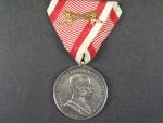 Medaile za statečnost I. třídy, Ag, na hraně značka A, původní vojenská stuha s meči, vydání 1914 - 1917 